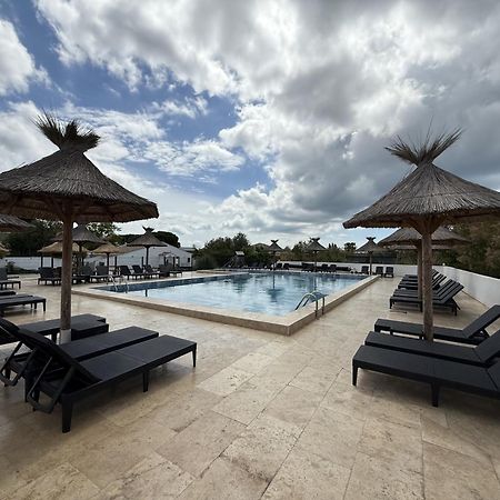 Hotel Mas Des Lys Saintes-Maries-de-La-Mer Exterior foto